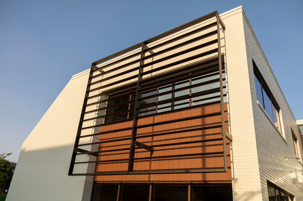 STUDIO-Architecture-Center-Green-Court-Sunscreen